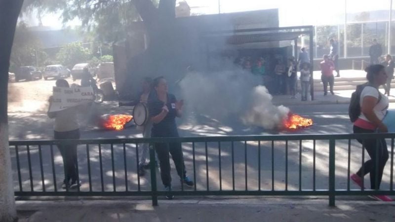 Piquete de padres en una escuela de FME