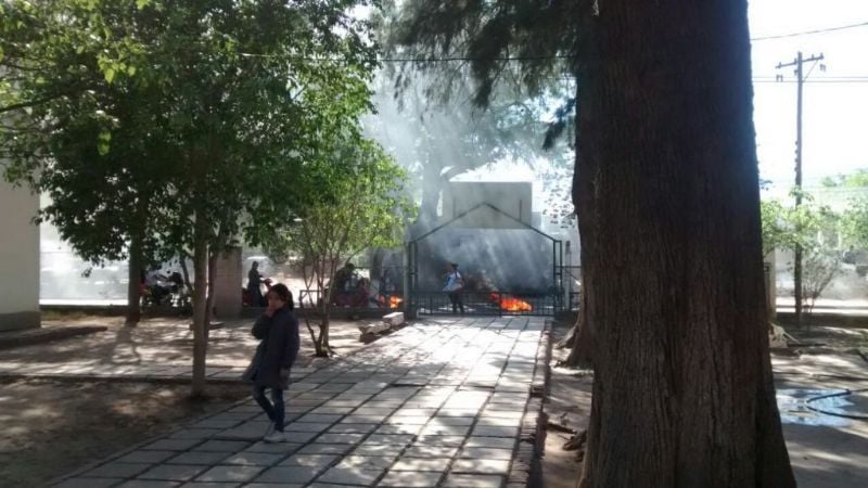 Piquete de padres en una escuela de FME