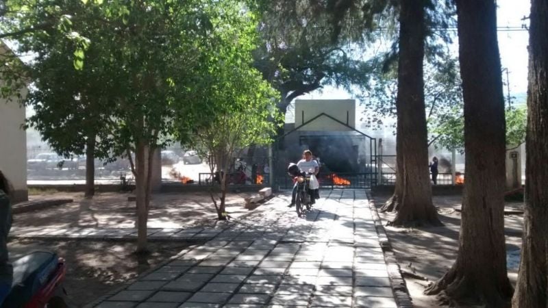 Piquete de padres en una escuela de FME