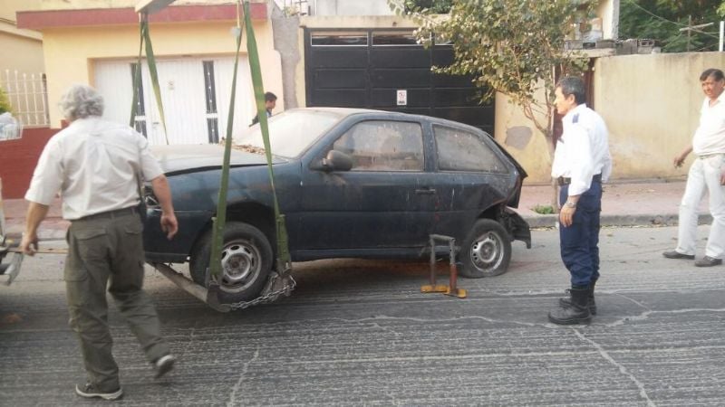 Retiran vehículos abandonados en diferentes puntos de la Capital