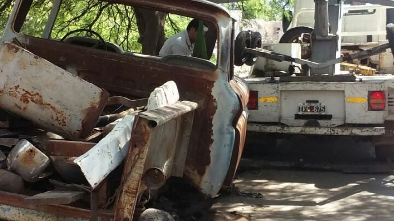 Retiran vehículos abandonados en diferentes puntos de la Capital
