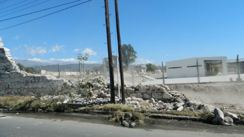 Demolición la muralla de la ex -cárcel