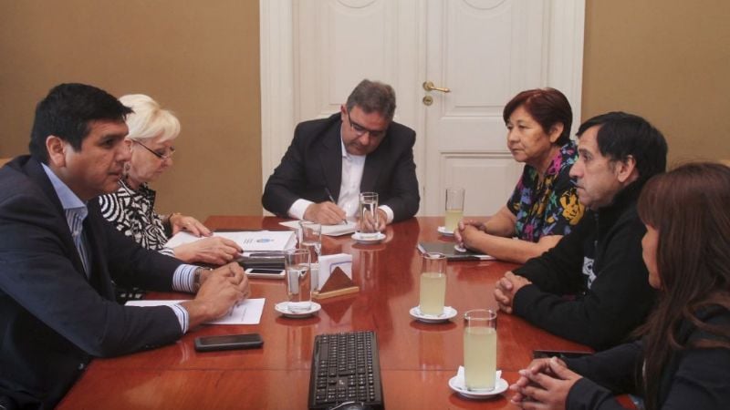 Jalil entregó la escritura al Centro Vecinal "Dejando Huellas"