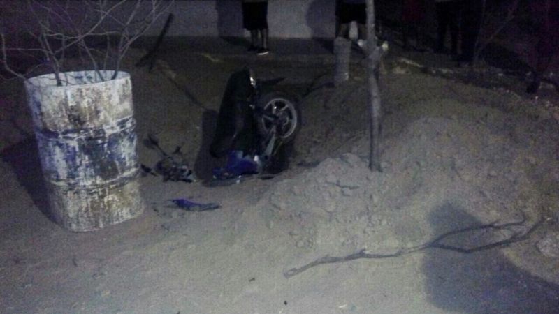 Una moto cayó en una zanja