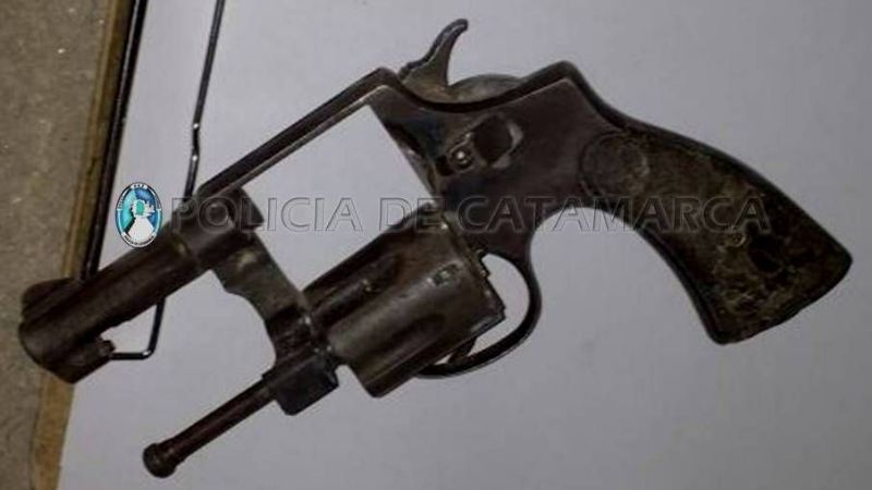 Dos hombres agredieron a un joven y dispararon un arma