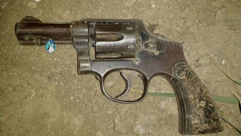 Dos hombres agredieron a un joven y dispararon un arma