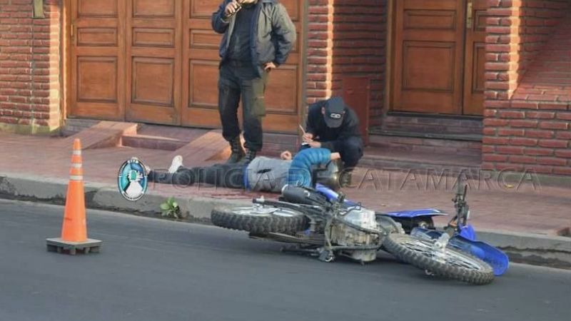 Se cayó de la moto en pleno centro