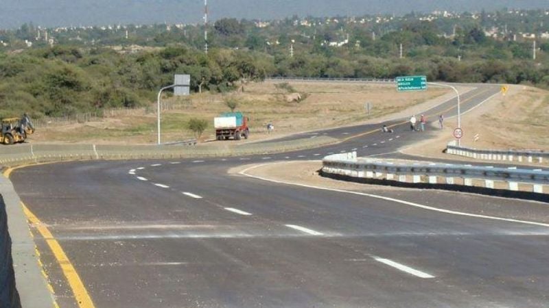 Una moto chocó con un camión en la Av. Circunvalación