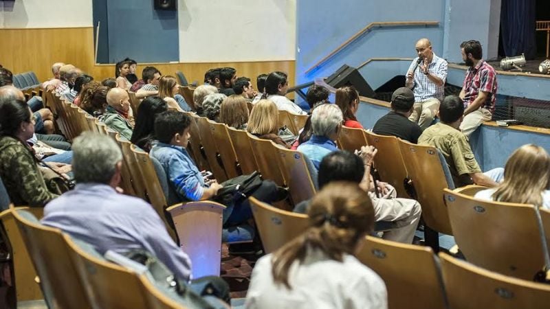 El escritor Eduardo Sacheri se entregó a una charla con sus lectores