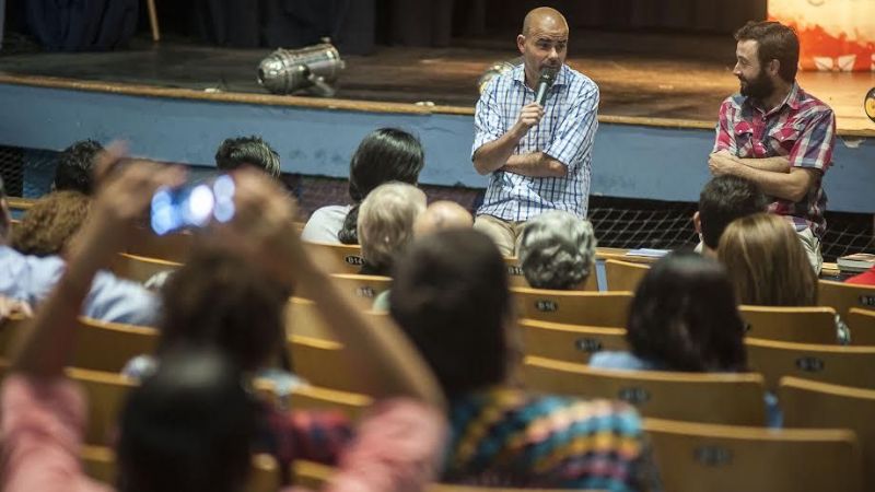 El escritor Eduardo Sacheri se entregó a una charla con sus lectores