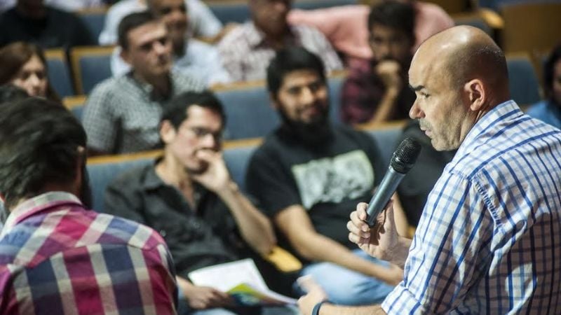 El escritor Eduardo Sacheri se entregó a una charla con sus lectores