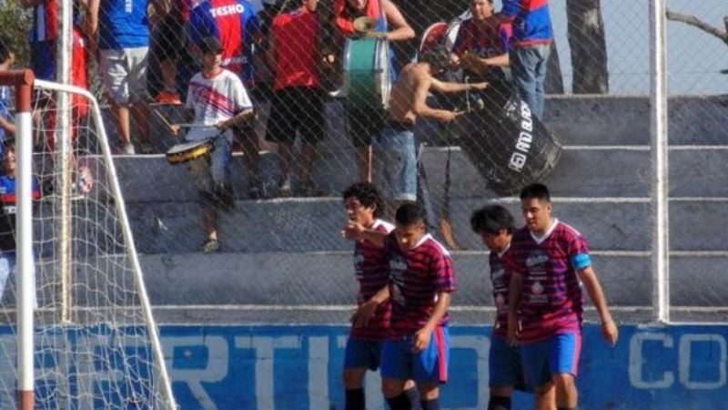 Américo Tesorieri recuperó la punta goleando a Rivadavia