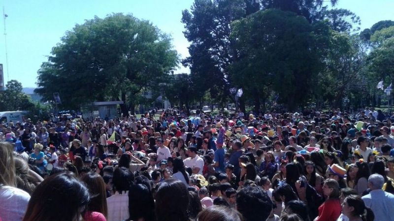 Alumnos del Colegio Quintana le ponen color a las calles