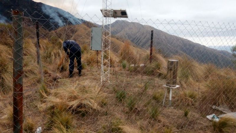 Bomberos combaten fuego en el cerro Ambato, cerca de El Rodeo