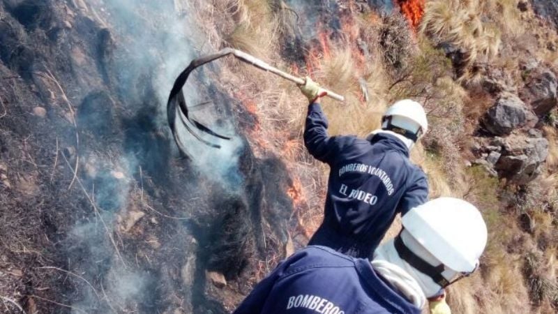 Bomberos combaten fuego en el cerro Ambato, cerca de El Rodeo