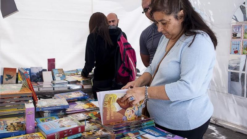 Un domingo para disfrutar de libros, títeres, música y poesía