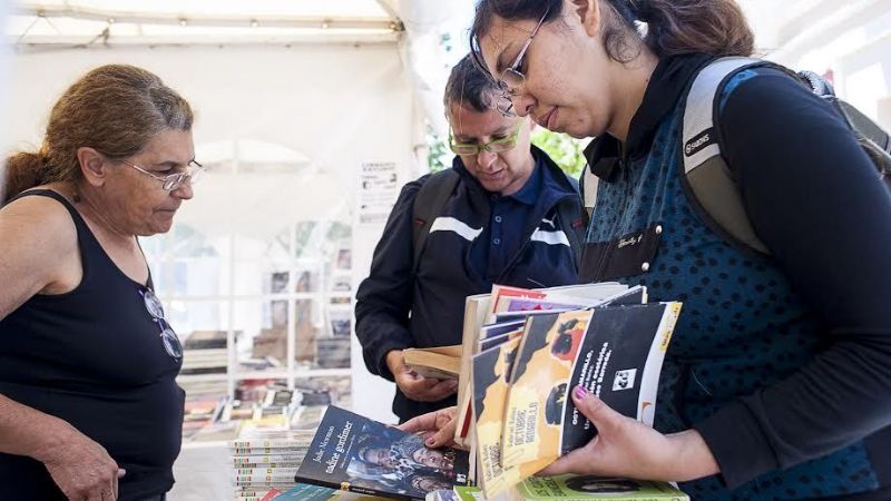Un domingo para disfrutar de libros, títeres, música y poesía