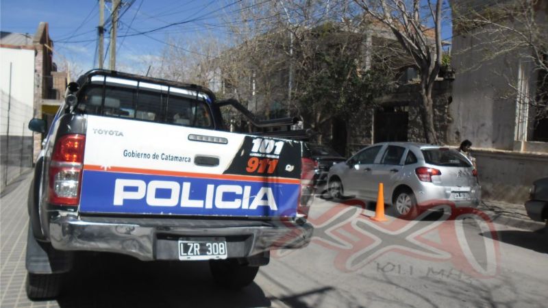 Se tiró desde un auto tras recibir una golpiza de su pareja