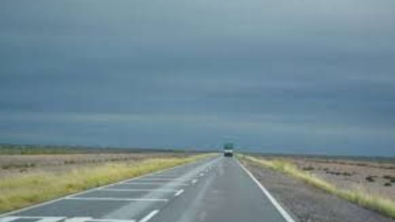 El fuerte viento derribó a un motociclista