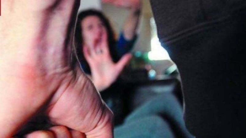 No le quiso dar plata para drogas, la encerró y golpeó junto a su hijo