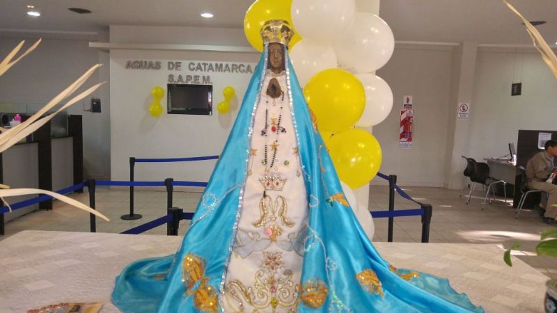 La imagen de la Virgen del Valle visita las oficinas de Aguas de Catamarca