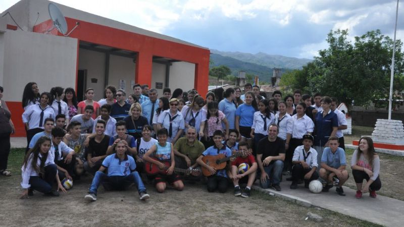 Escuelas preuniversitarias donaron materiales a escuela de Balcozna y Pomán