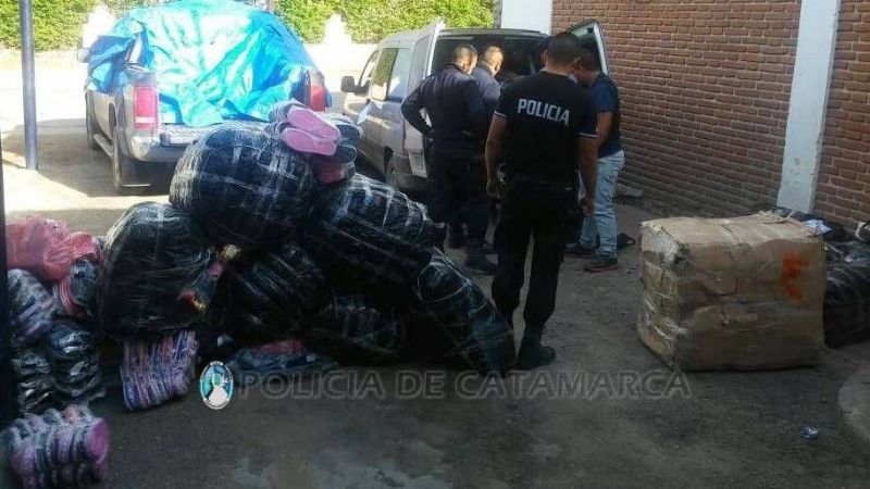 En persecución detienen a personas que transportan mercadería ilegal
