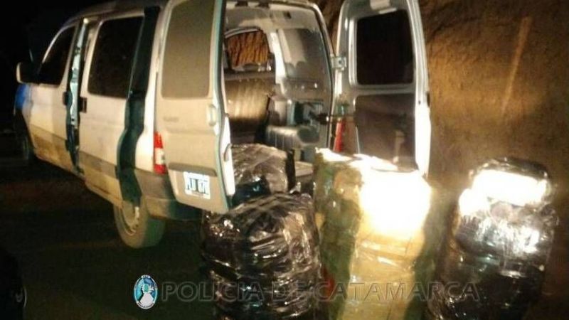 En persecución detienen a personas que transportan mercadería ilegal