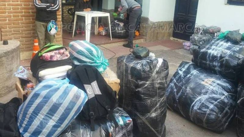 En persecución detienen a personas que transportan mercadería ilegal