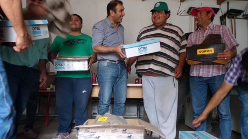 Entrega de indumentaria a municipales