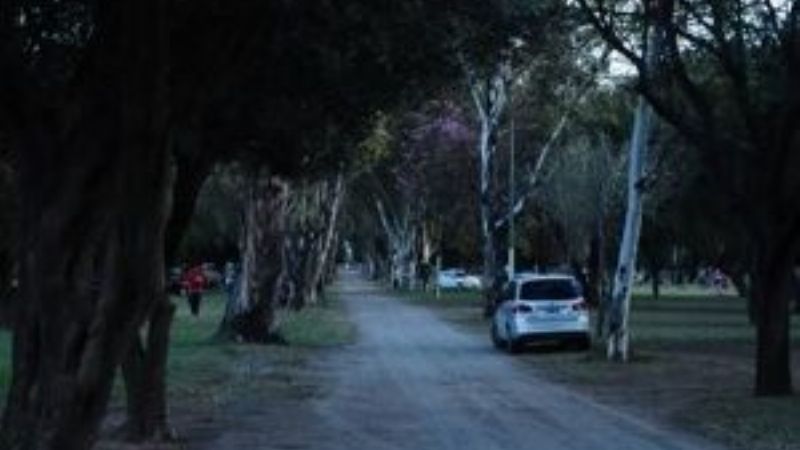 La citó en el Parque Adán Quiroga y la esperó encapuchado para abusarla