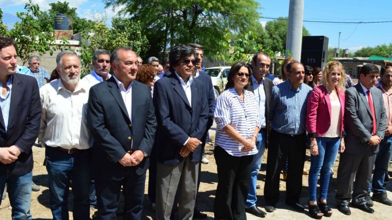 Senadores acompañaron entrega de viviendas en Pozo El Mistol
