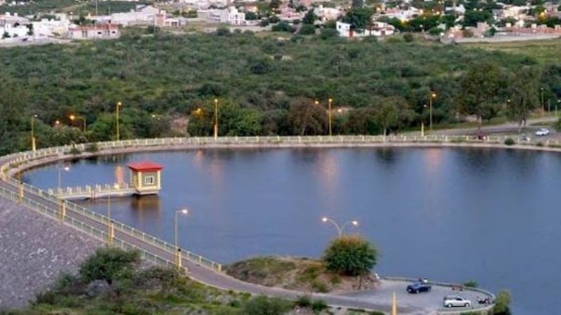 Peleó con una mujer y se tiró del auto
