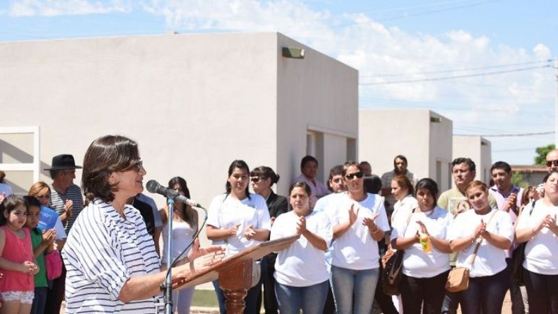 La Gobernadora entregó un nuevo complejo de viviendas en Valle Viejo