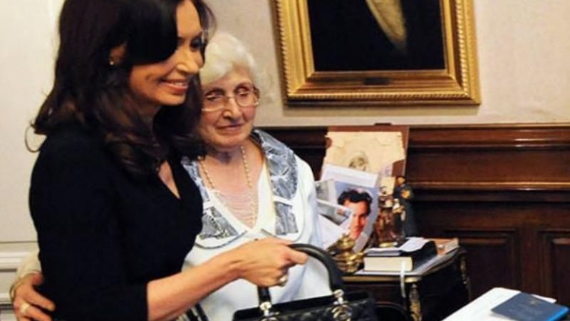 “No es mi mamá, es tu papá y vos también…, Macri"