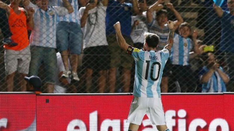 Con Messi “receteado”, la Argentina goleó a Colombia y da pelea