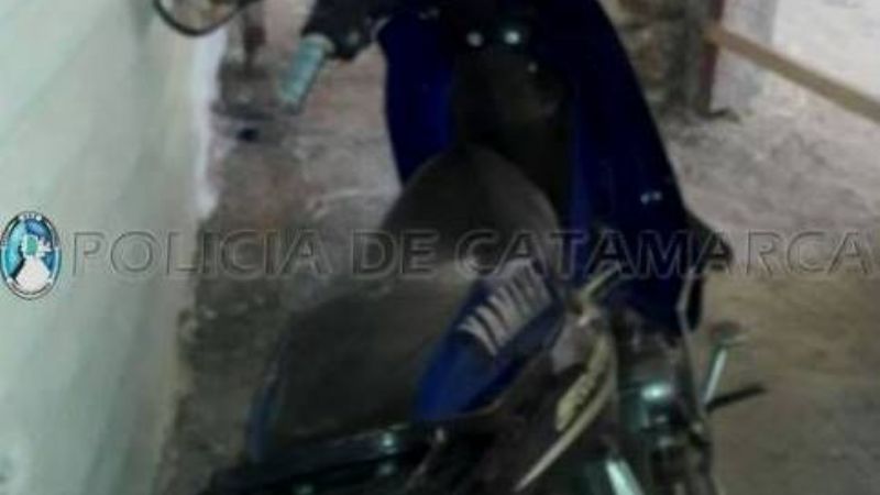 En Capayán, recuperan una moto robada en la Capital y aprehenden a un hombre