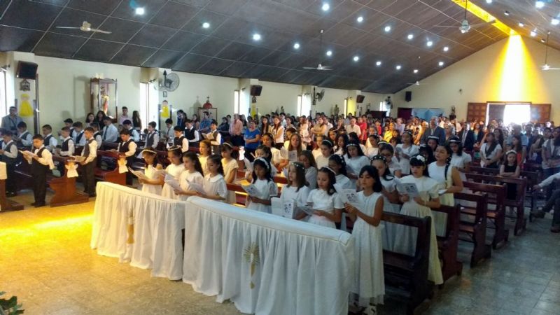 Casi 60 chicos recibieron por primera vez a Jesús Sacramentado