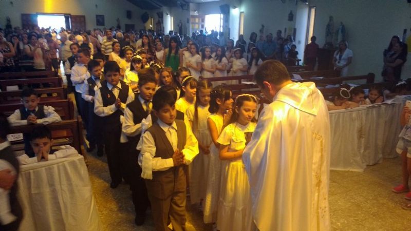 Casi 60 chicos recibieron por primera vez a Jesús Sacramentado