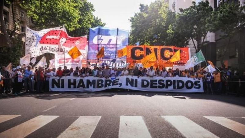Organizaciones obreras y sociales marcha por la Ley de Emergencia