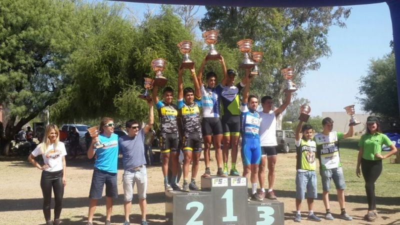 Macías y Gasco se quedaron el primer puesto en elite en el TrasAmbato 2016