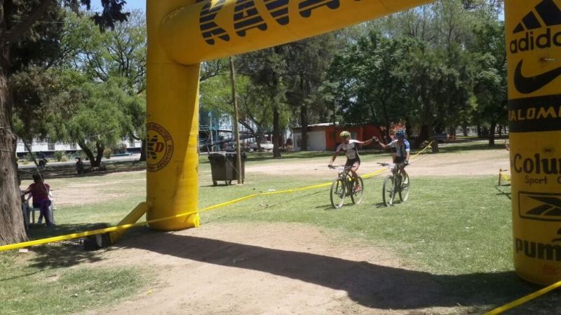 Macías y Gasco se quedaron el primer puesto en elite en el TrasAmbato 2016