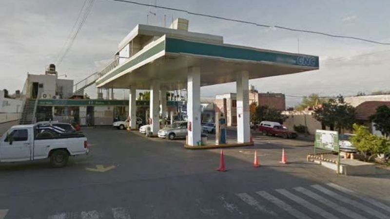 ¿Cuántos habitantes hay por estación de servicio?