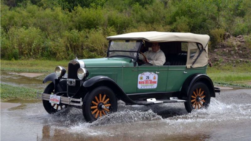 Los Autos de Época completaron la 5ta edición de la Ruta del Adobe