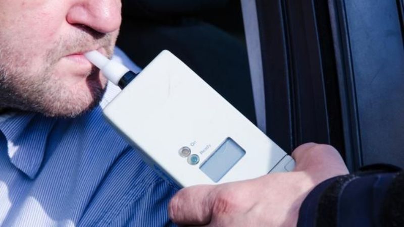 Alcoholizado realizaba maniobras peligrosas y se quedó sin el auto