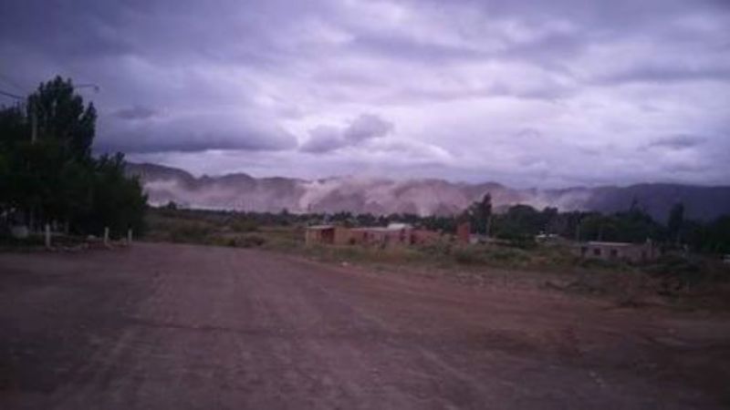 Pánico por el temblor: Vieron cómo se cayó parte del cerro desde un balneario