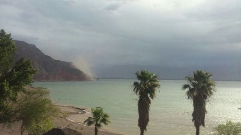 Pánico por el temblor: Vieron cómo se cayó parte del cerro desde un balneario