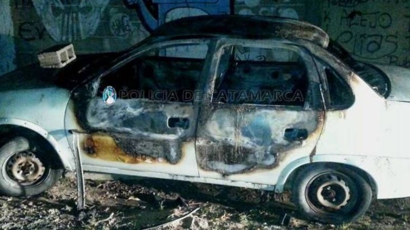 Las llamas consumieron un auto