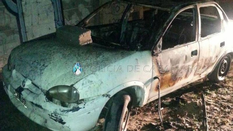 Las llamas consumieron un auto