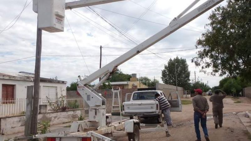 Personal de Alumbrado Público repara luminarias